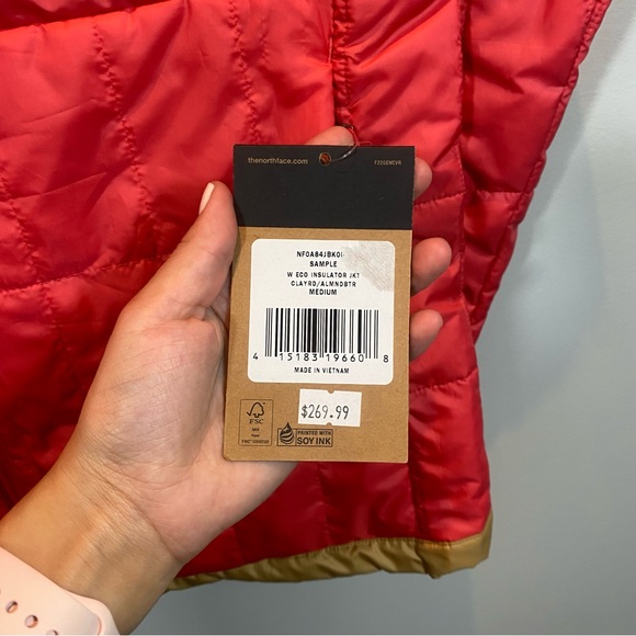 NEW North Face Women’s Insulated Jacket Size M - Picture 4 of 6